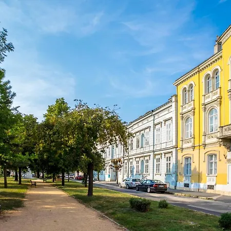 Ybl City Center Apartment *