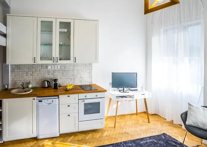 Ybl City Center Apartment